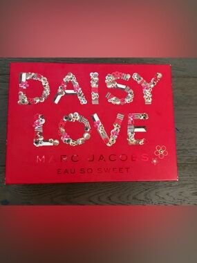 Marc Jacobs Daisy Love Eau So Sweet Gift Box 2 piece set